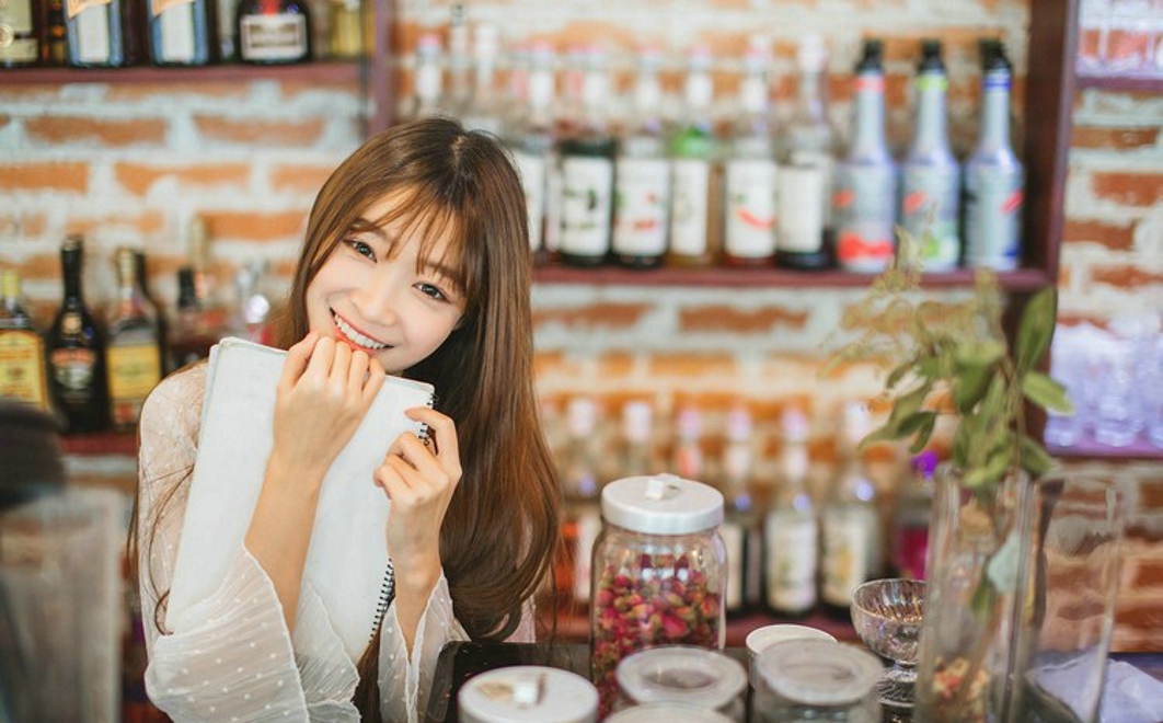 粉嫩清甜美女午后休憩清纯阳光俏皮可爱唯美写真