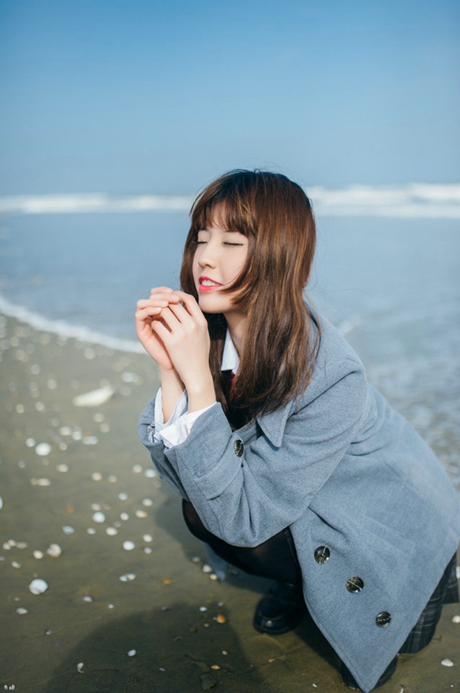 清纯温婉可人校服美女清纯甜美沙滩写真