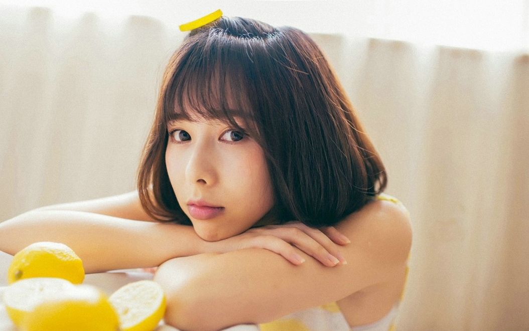 吃柠檬小清新短发美女居家可爱俏皮写真