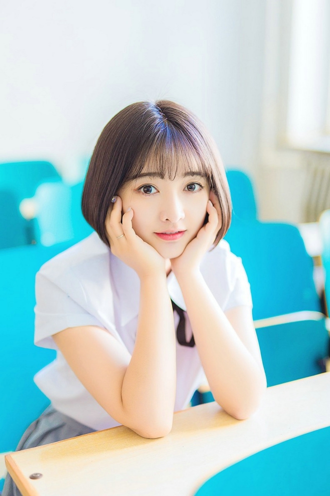 短发清纯学生妹衬衫短裙户外活力阳光俏皮唯美写真