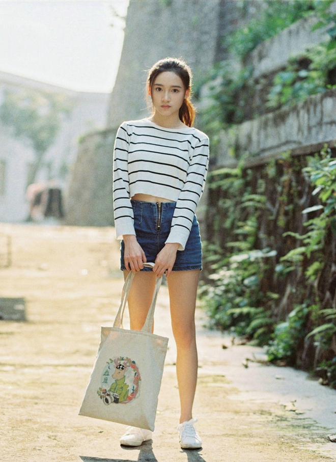 马尾少女牛仔短裤休闲写真