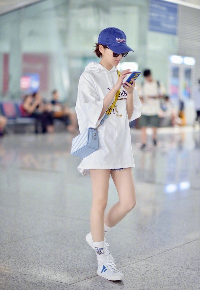 景甜高铁站可爱清爽帅气路拍图