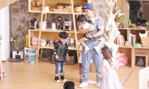 小手牵小狗罗志祥图片合集