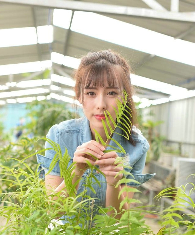 大棚清纯优雅娇嫩牛仔衫女孩