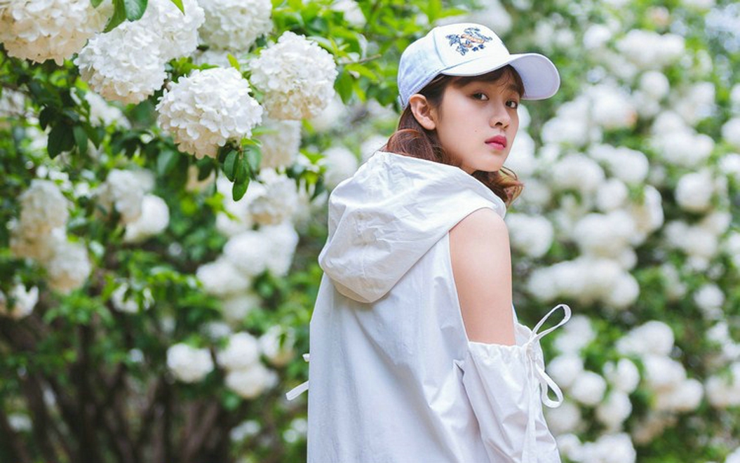 清纯娇嫩白皙阳光运动女生操场运动风写真照片