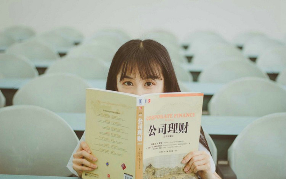 纯净唯美金融系阳光美女教室俏皮可爱唯美写真