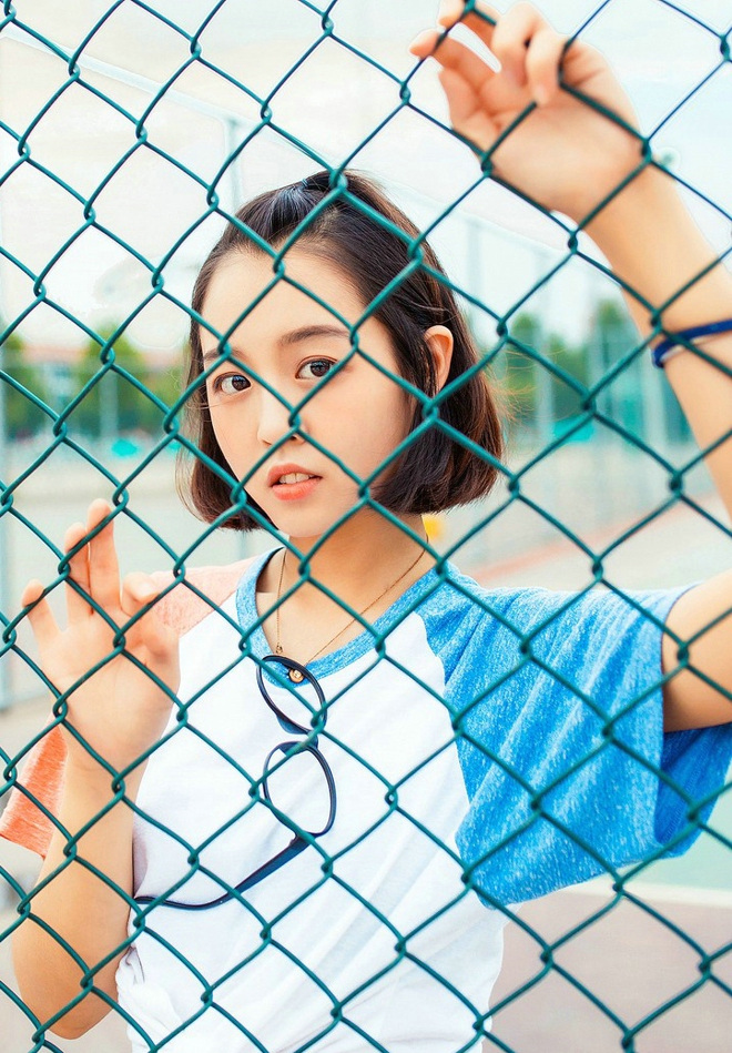 苹果头少女室外清新俏皮噘嘴笑写真套图