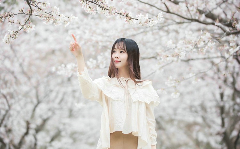 樱花树下肤光胜雪纯净美眉