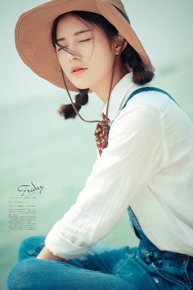 戴帽子清纯牛仔背带裤美女沙滩阳光气质写真