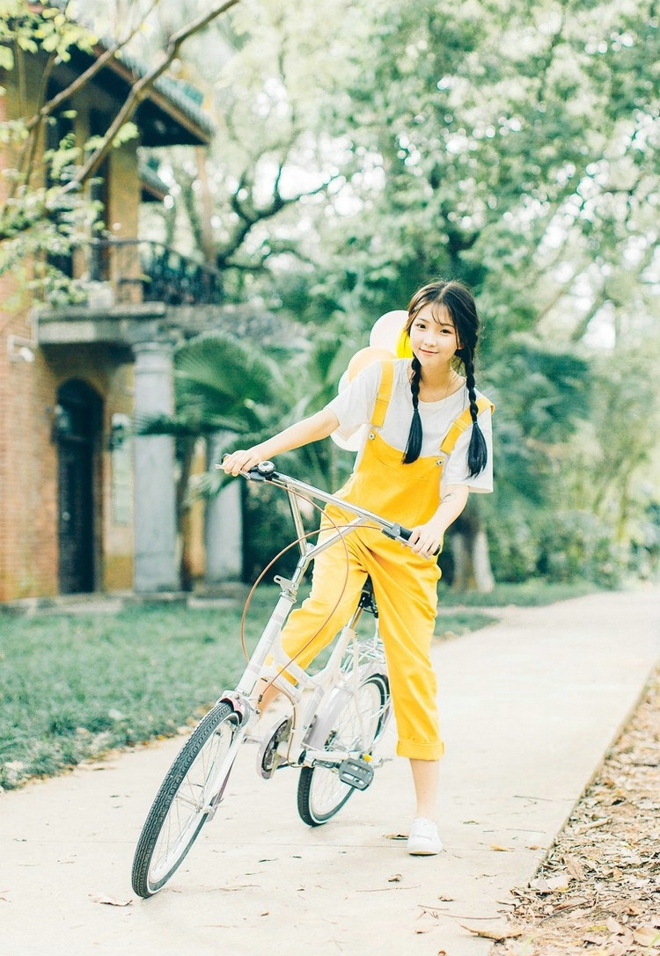 骑单车黄衣美眉清新写真