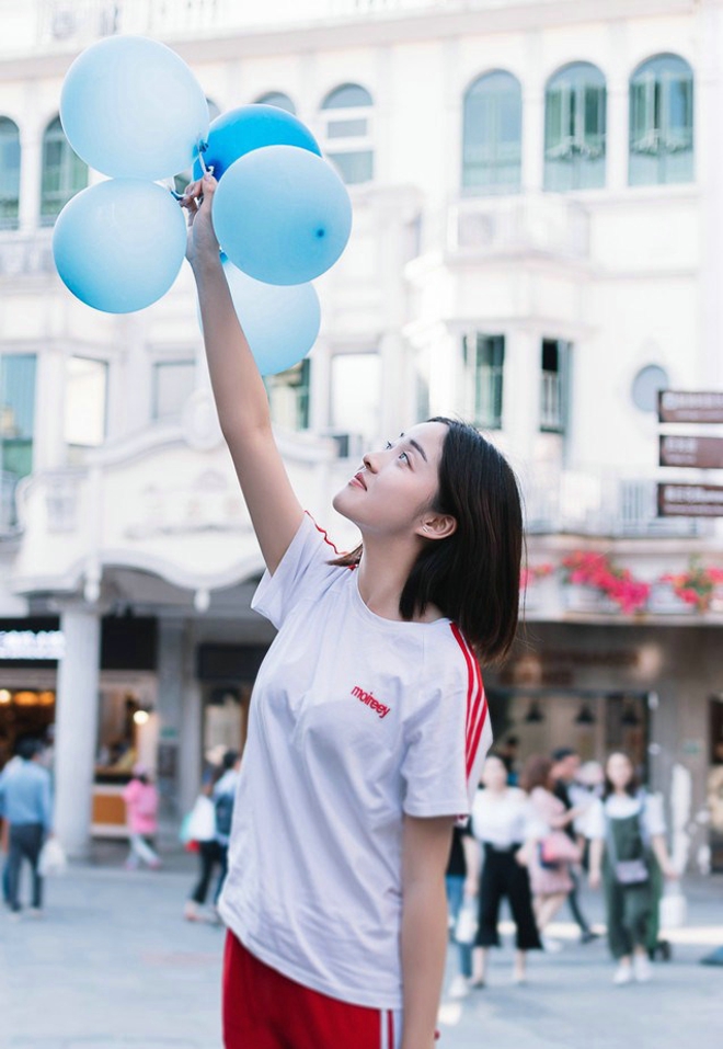 清纯运动衫元气少女上海俏皮写真