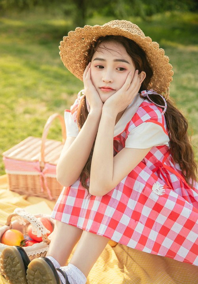 红白裙装美女也爱郊游唯美恬静写真集