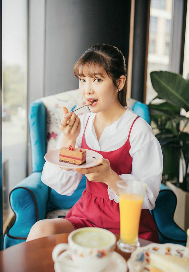 阳光甜品店吃点心美女写真