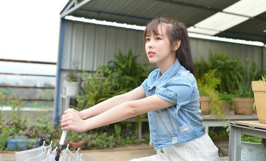 大棚清纯优雅娇嫩牛仔衫女孩