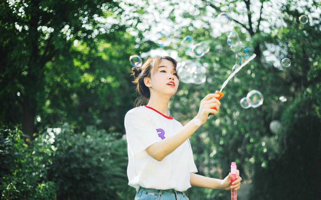 游乐场清纯可爱甜美少女开心写真照