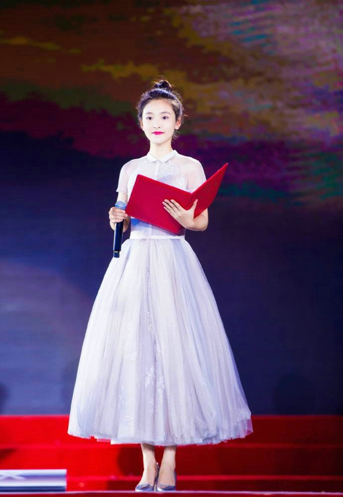 90后女星吴倩时尚简约大气写真图