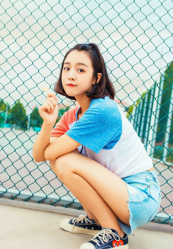 苹果头少女室外清新俏皮噘嘴笑写真套图