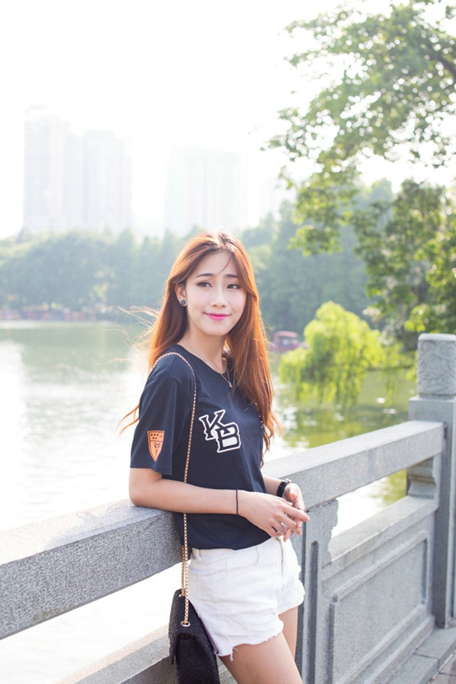 少女气息满满清纯稚嫩户外美女鬼马顽皮自拍照