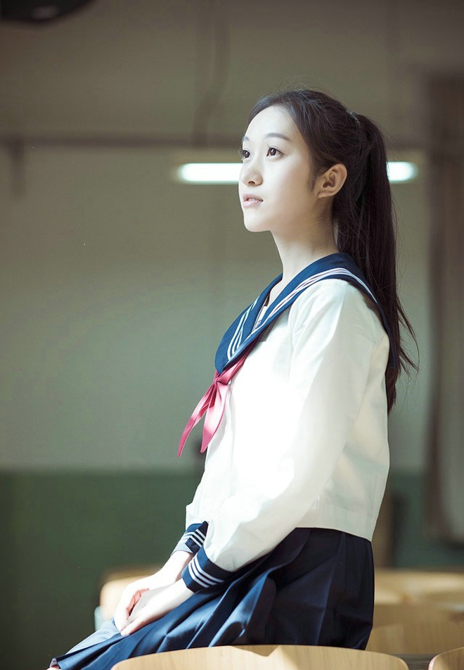 长发美女甜甜的微笑教室文艺写真