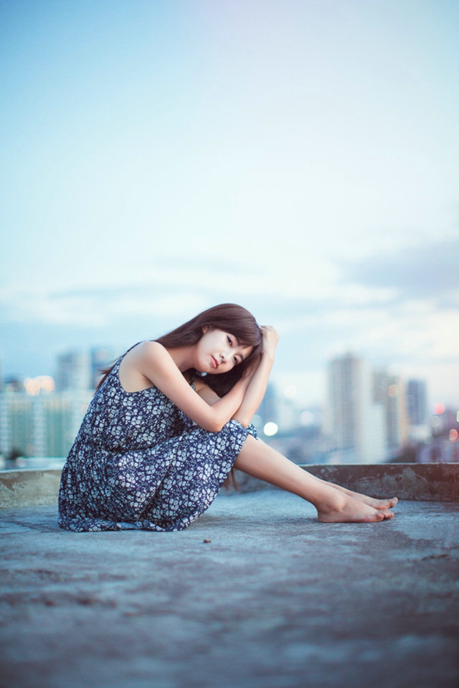 笑容甜美动人可爱阳光清纯美女天台长裙俏皮写真