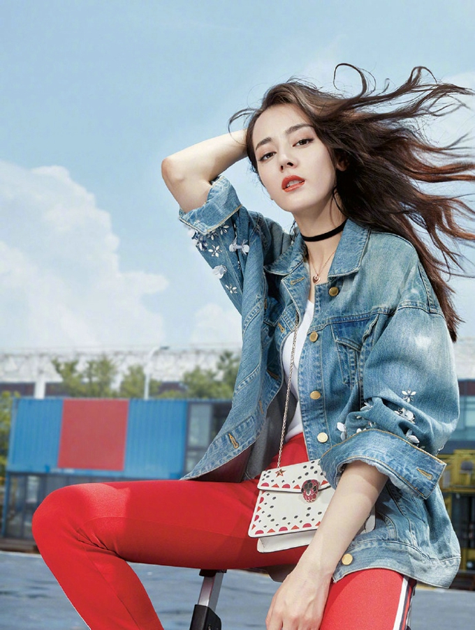 迪丽热巴大片曝光 酷美有型攻气十足