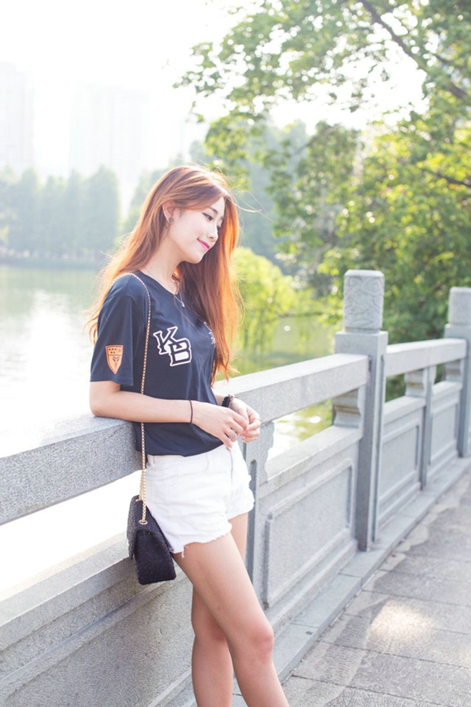 少女气息满满清纯稚嫩户外美女鬼马顽皮自拍照