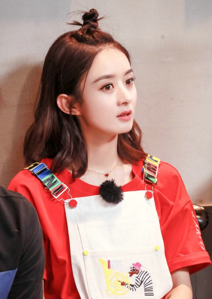 丸子头赵丽颖气质呆萌写真