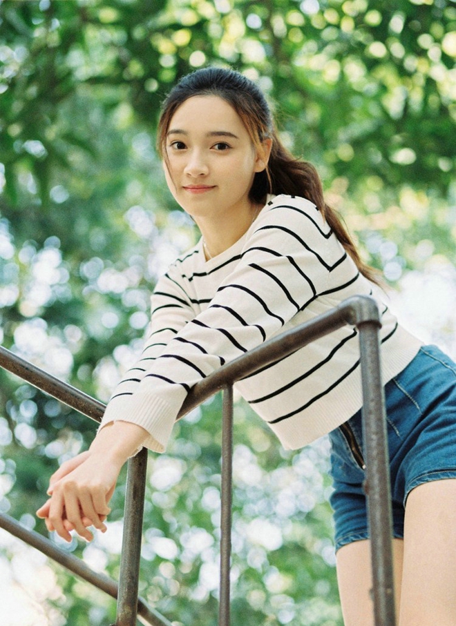 马尾少女牛仔短裤休闲写真