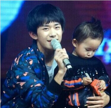 易烊千玺的弟弟楠楠萌照