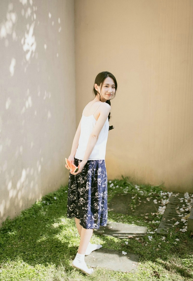 清纯素颜马尾辫美女清凉夏日户外吃西瓜田园街拍写真