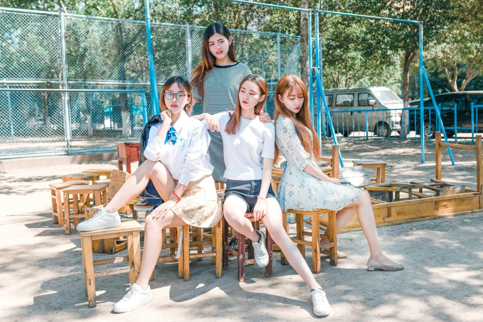 阳光清纯大学长腿美女毕业写真