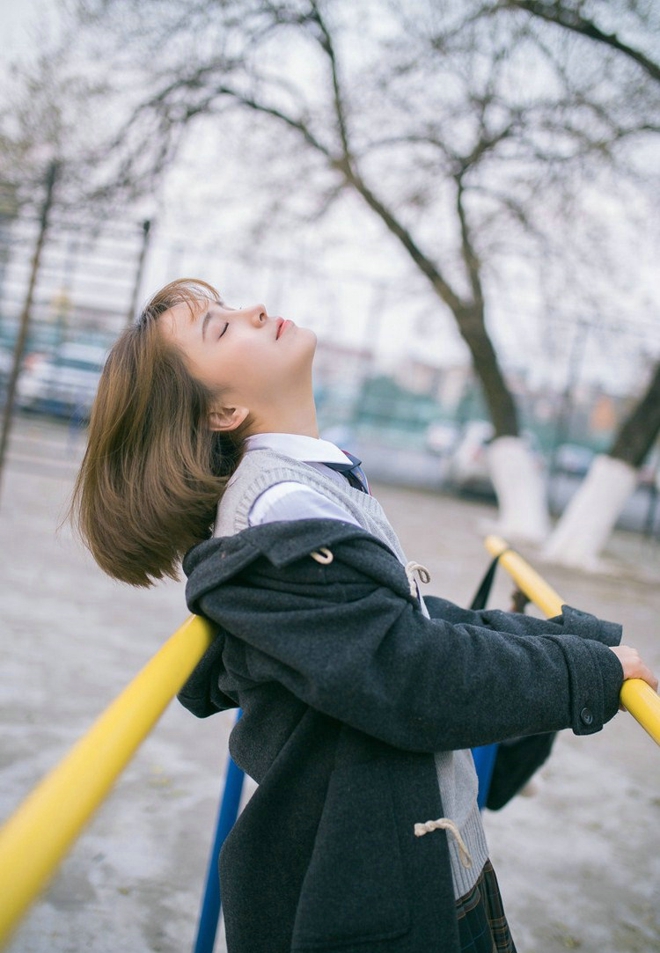 操场上的短发清纯校园美女