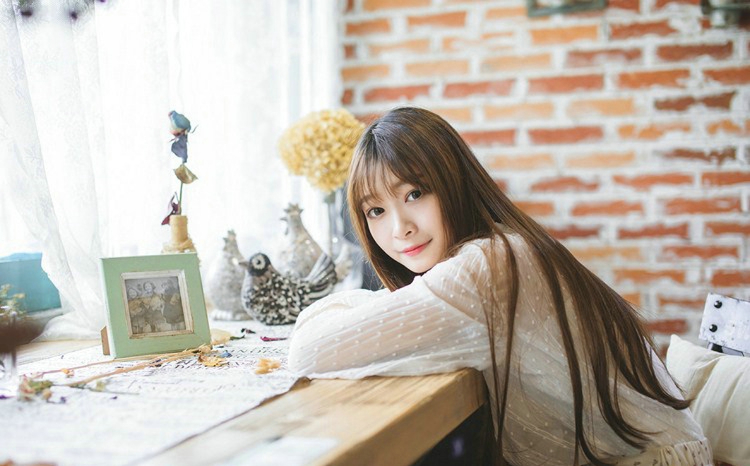 粉嫩清甜美女午后休憩清纯阳光俏皮可爱唯美写真