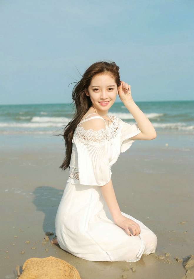 海滩上的白嫩如玉清纯少女