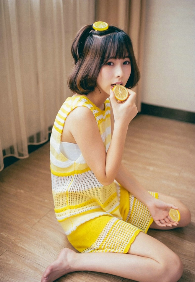吃柠檬小清新短发美女居家可爱俏皮写真