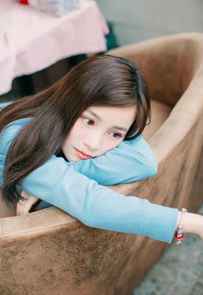 清纯阳光甜美美女悠闲自在生活写真图