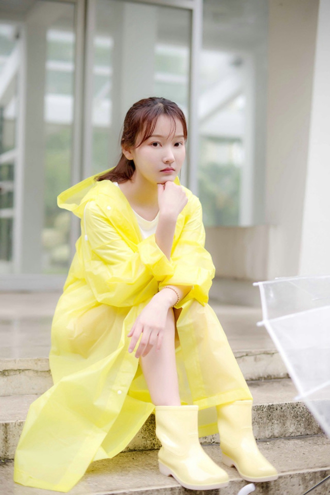 清纯白嫩妹子雨天清新娇巧甜美写真