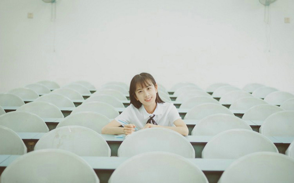 纯净唯美金融系阳光美女教室俏皮可爱唯美写真