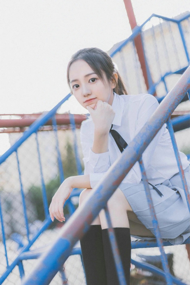 可爱小清新白衬衣短裙美女唯美校园写真