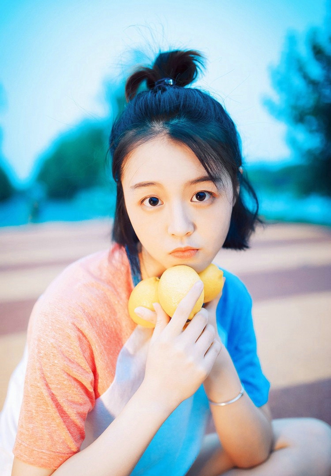 苹果头少女室外清新俏皮噘嘴笑写真套图