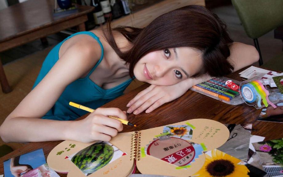 日本清纯少女逢泽莉娜写真照高清桌面壁纸