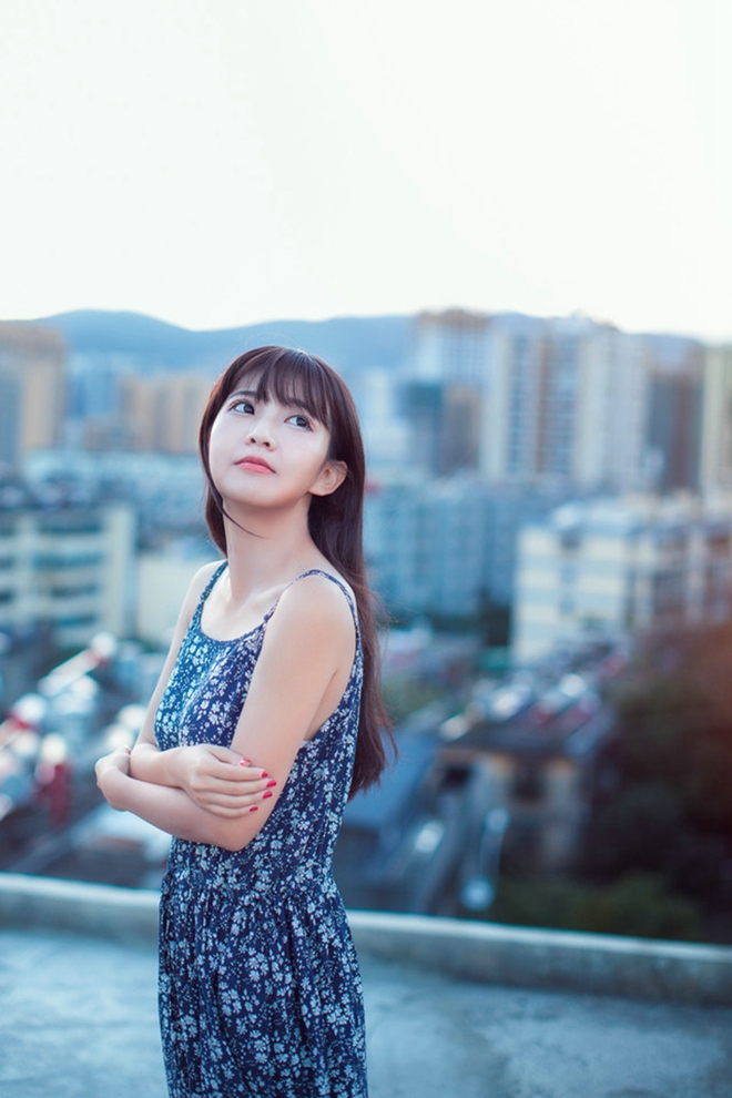 笑容甜美动人可爱阳光清纯美女天台长裙俏皮写真