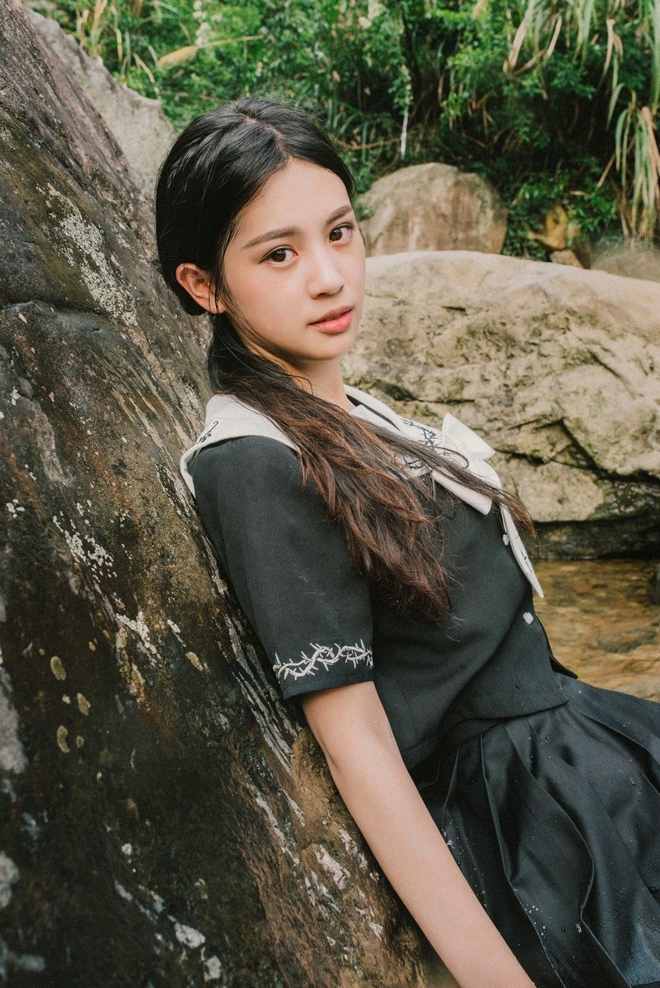 清纯可人养眼长发美女小溪边清新迷人私拍写真