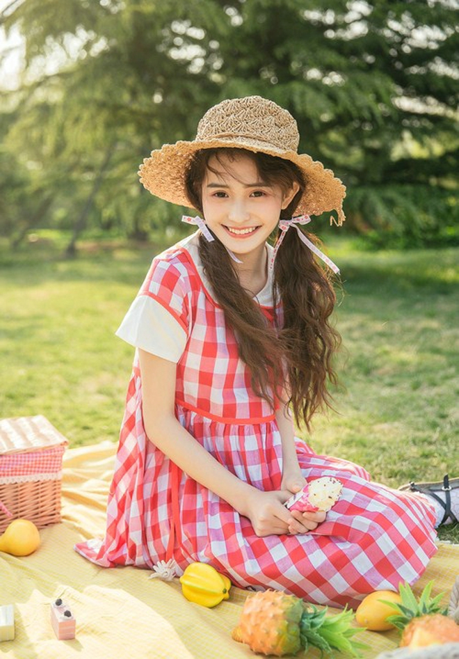 红白裙装美女也爱郊游唯美恬静写真集