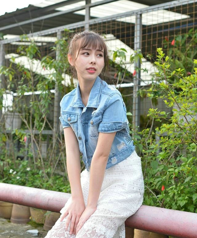 大棚清纯优雅娇嫩牛仔衫女孩