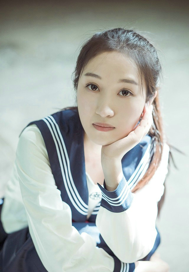 长发美女甜甜的微笑教室文艺写真