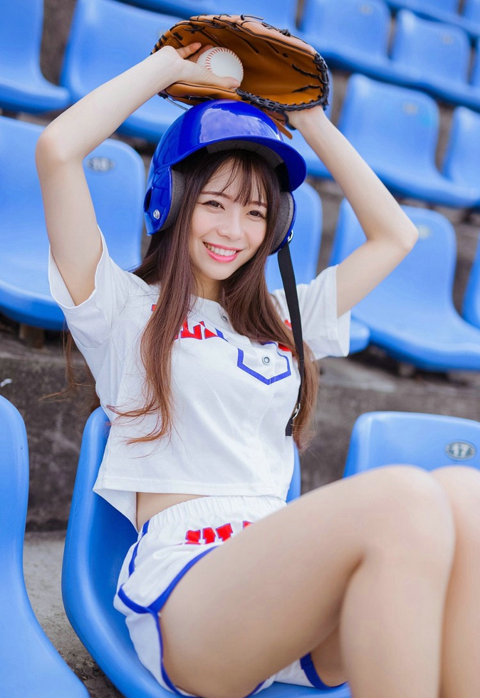 明眸皓齿阳光下清纯棒球少女
