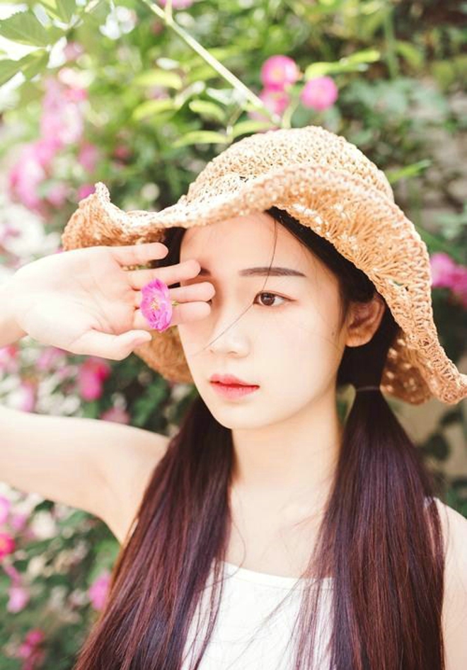 眉目如画清凉打扮清纯阳光甜美夏日女生