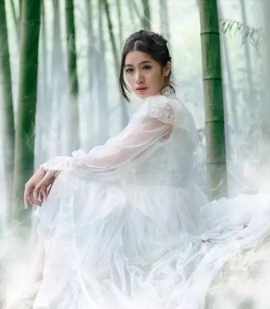 妙曼竹林微风,阳光美女清纯