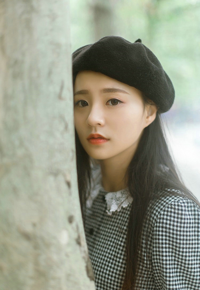 清纯秀雅中分长发及腰美女